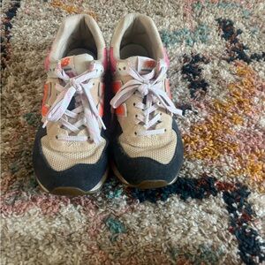 New Balance Kids' Beige and Black Sneakers with Pink Accents